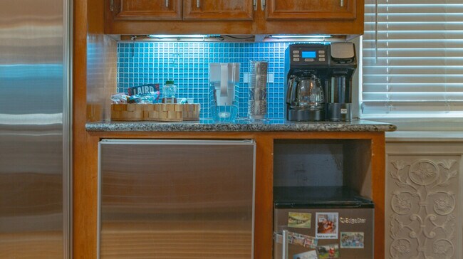 Building Photo - 9900 La Jolla Dr