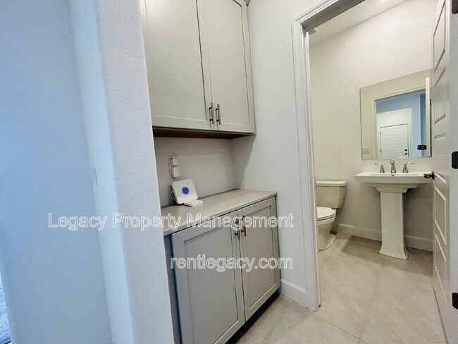 Building Photo - 4096 Azul Way