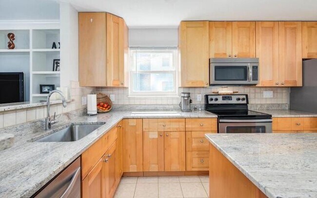 Building Photo - Splendid Split Foyer Home on Cul-de-Sac in...
