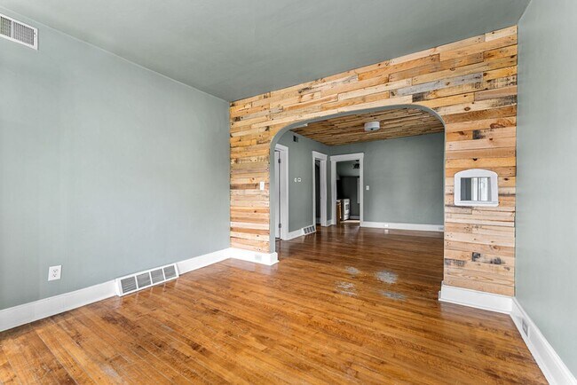 Building Photo - Original Charm with Modern Updates. PETS WELCOME