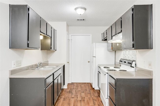 Building Photo - 6900 Branchwood Dr