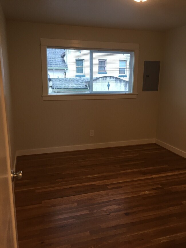Building Photo - Modern PrivatePorch/Entry 2Br Hardwoods-Qu...