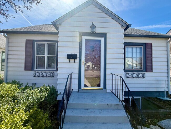 Building Photo - 3 Bedroom / 2 Bath Home - Bespoke Elegance in the University District!