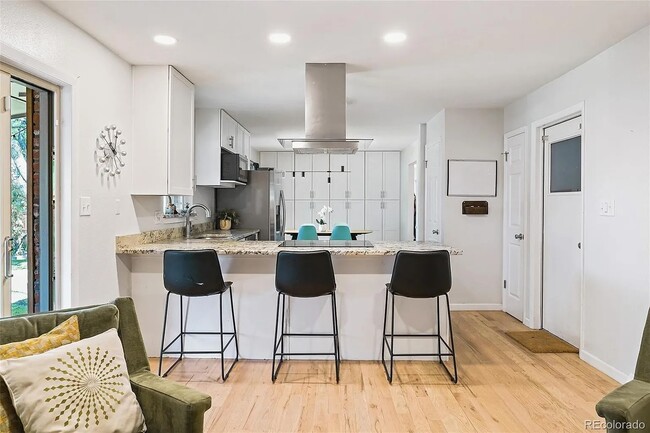 Building Photo - Gorgeous 4 bedroom modern home in Holly Hills
