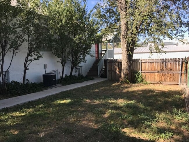 Building Photo - 606 S Montezuma St