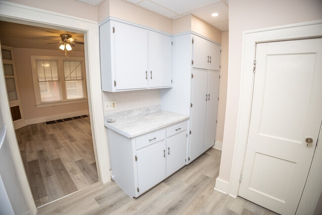 Building Photo - 927 E Dunklin St