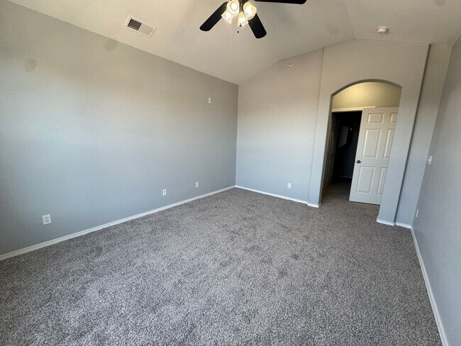 Building Photo - Move-In Ready Top-Floor Condo with New Flooring & Fresh Paint