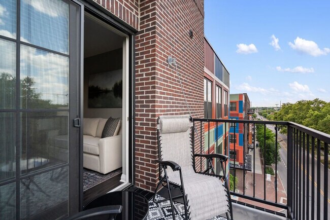 Building Photo - 407 W Rich St