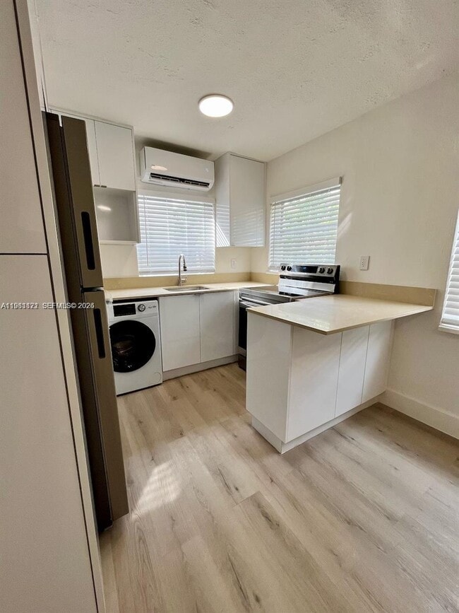 Building Photo - 833 W 39th St