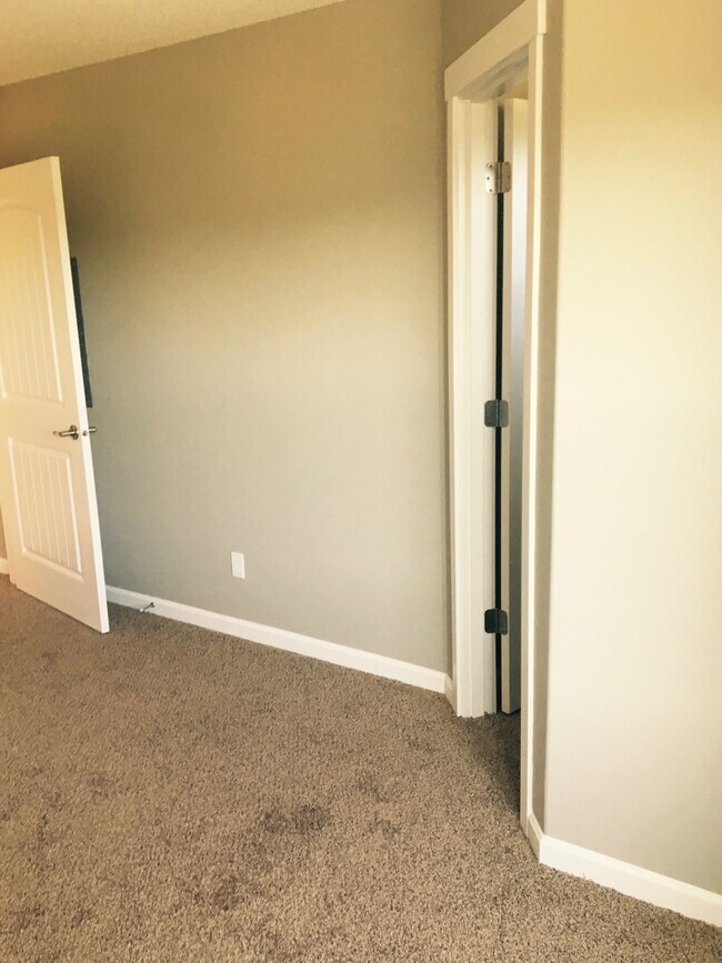 Building Photo - 1422-1422 Marigold Dr