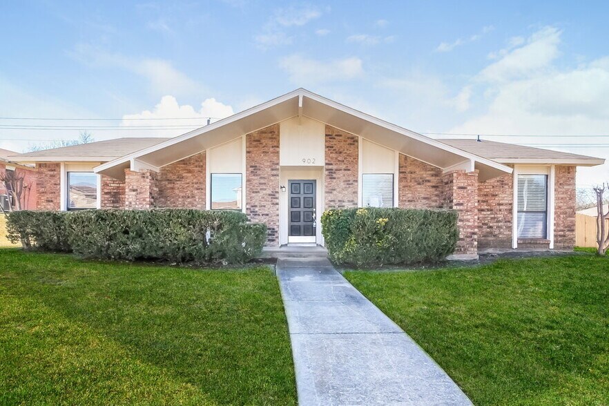 Primary Photo - 902 Live Oak Dr