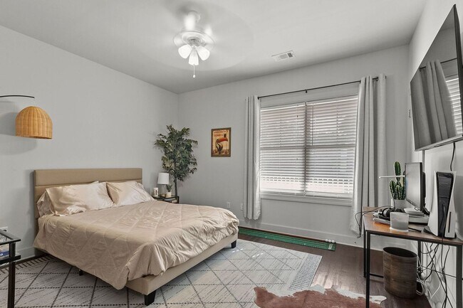 Building Photo - Spacious 3 Bedroom 3.5 Baths Available for Fall 2026! Schedule your Showing and Apply Today!