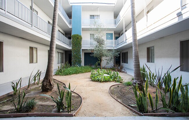 Building Photo - 2233 Ridgeley Dr