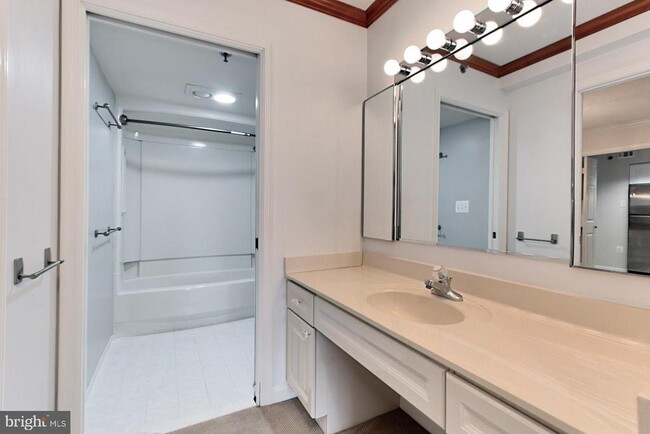 Building Photo - 2121 Jamieson Ave