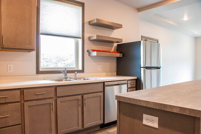 Building Photo - Top Floor Corner 1bed- Available August 6th!