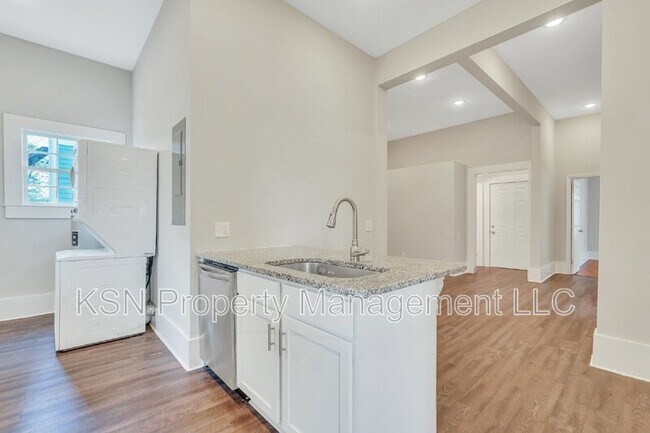 Building Photo - 309 W 33rd St