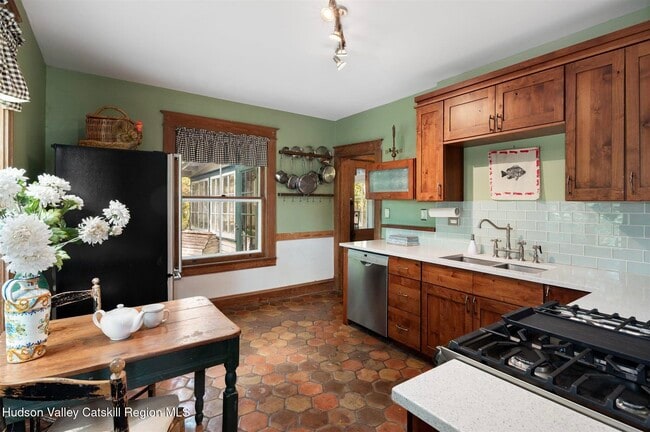 Building Photo - 703 Church Ave