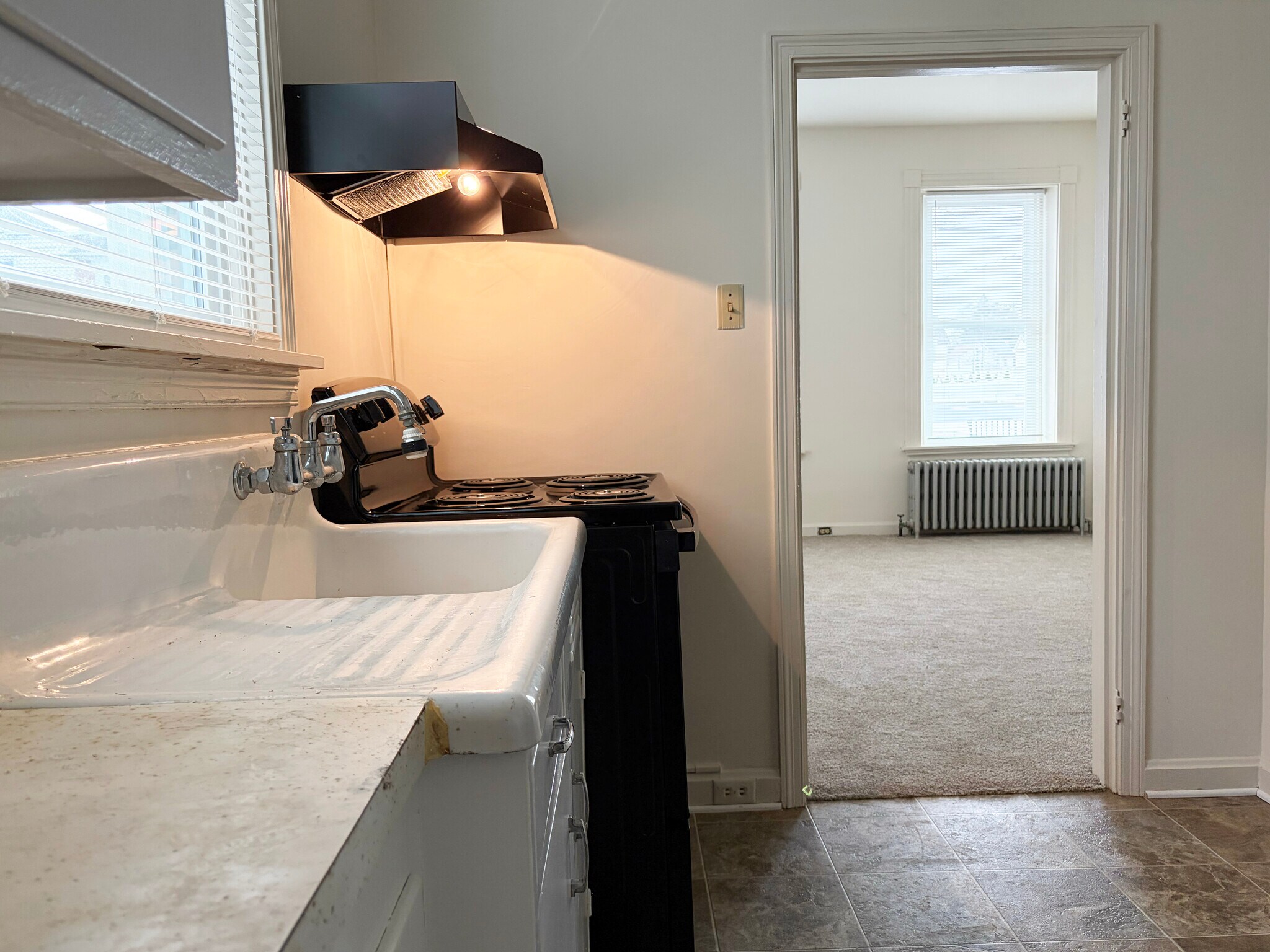 Building Photo - 19 W Main St