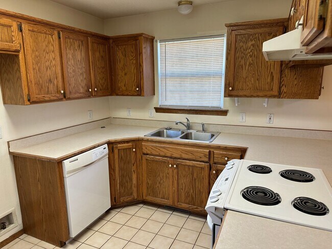 Building Photo - 863 S Hickory Ln