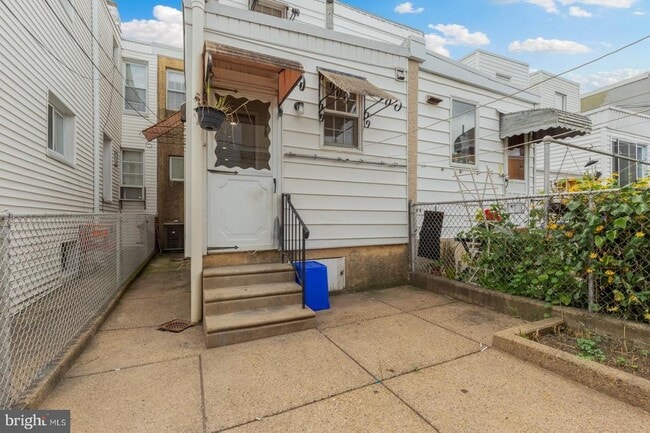 Building Photo - 2637 E Madison St