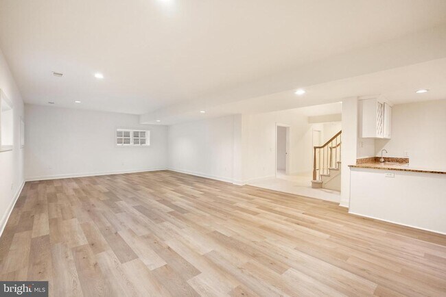 Building Photo - 7440 Old Maple Square