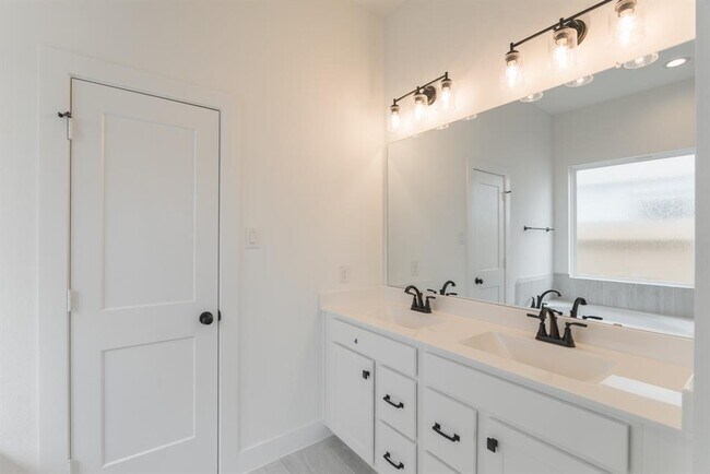 Building Photo - 10726 Pine Pink