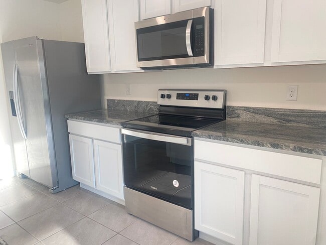 Building Photo - Rental available in Gated Greystone Hills!