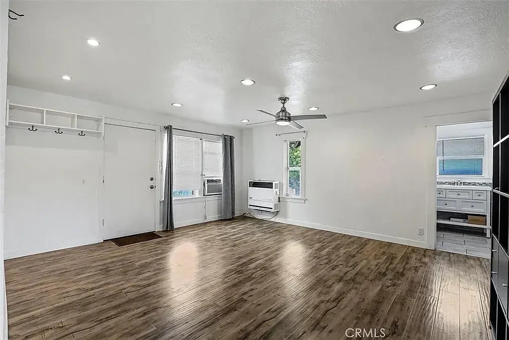 Building Photo - 418 E 14th St