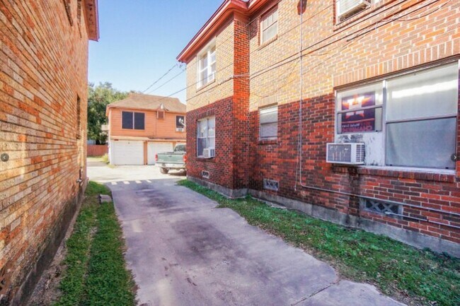 Building Photo - 4320-4322 Jack St