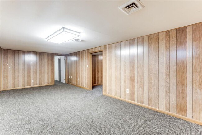 Building Photo - Three Bedroom Home in Derby!