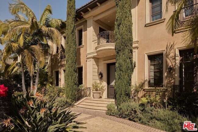 Building Photo - 614 N Palm Dr