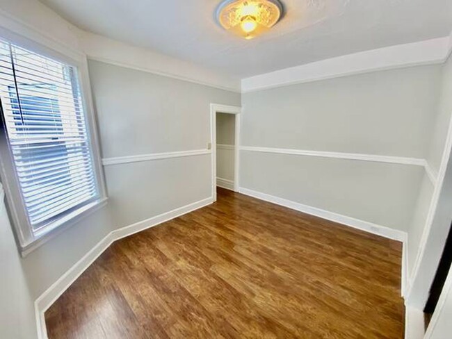 Building Photo - 2BR/1BA Edwardian with Renovated Kitchen &...