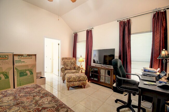 Building Photo - 719 Oak Hollow Dr