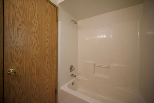 Building Photo - Spacious Townhome with Private Yard Near Lake Stevens!