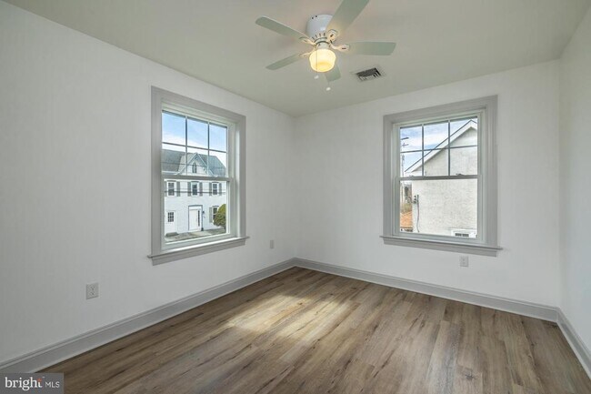 Building Photo - 411 James St