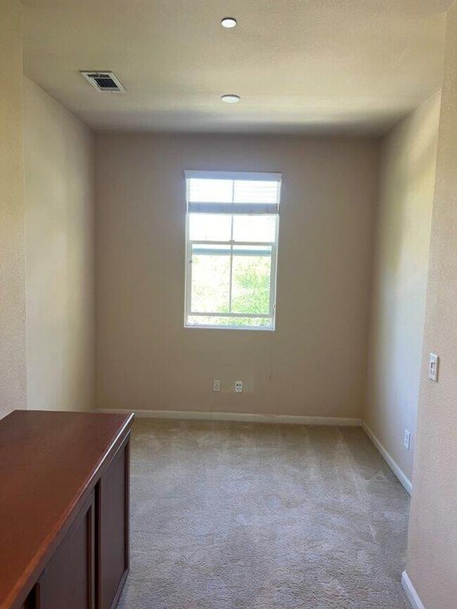 Building Photo - Modern 3 Bedroom 2 Bath 2 Story Vacaville Pets OK *Star Rentals