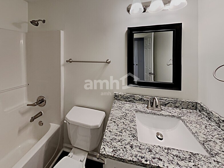 Building Photo - 433 Long Branch Way