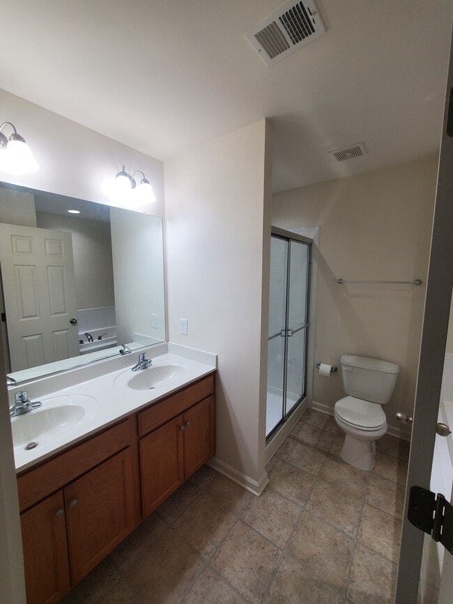 Building Photo - 14 Venetian Ct