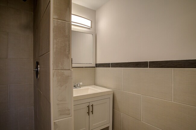 Building Photo - 123 Warren Ave