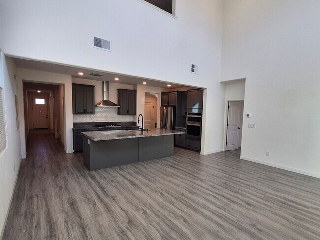 Building Photo - Gorgeous 4 Bedroom 3.5 bath with loft