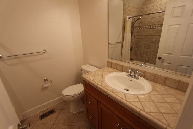 Building Photo - Stunning Boulder Pointe home with Huge Bon...