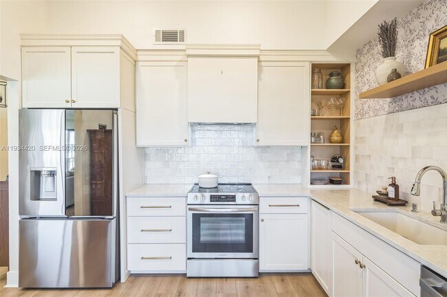 Building Photo - 3207 S Lakeview Cir