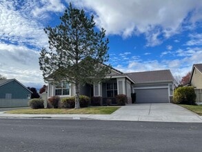 Building Photo - 3 bedroom 2 bath located in Double Diamond