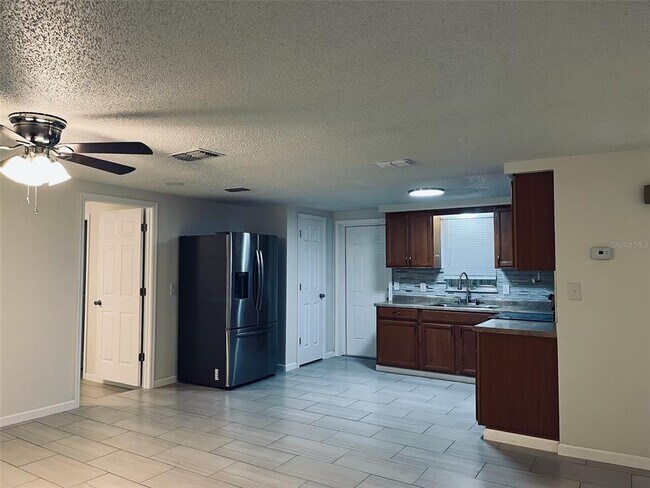 Building Photo - 5323 Satsuma Dr