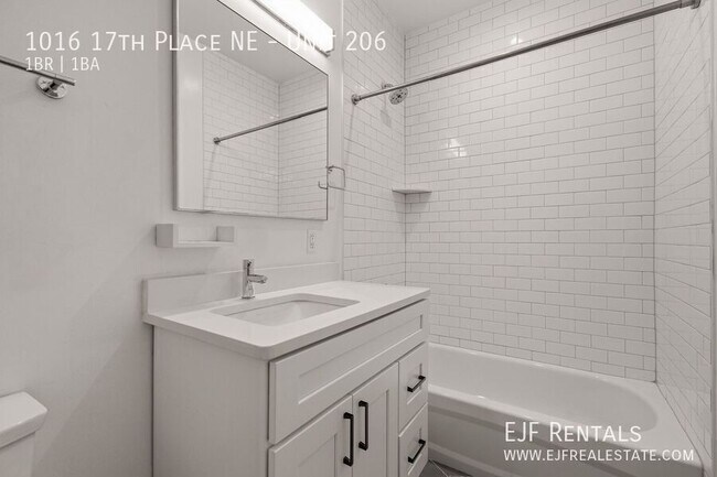 Building Photo - 1016 17th Pl NE