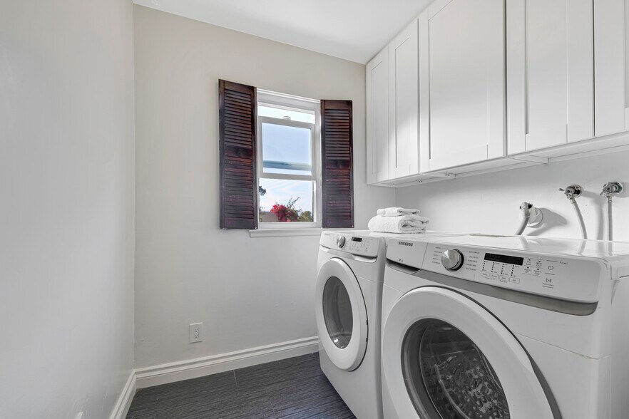 Interior laundry room for your convenience - 4352 Park Corona
