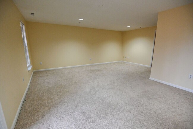 Building Photo - Seven Oaks Townhouse