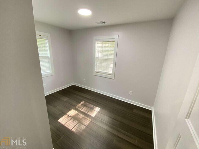 Building Photo - 1127 Dobbs Dr SE