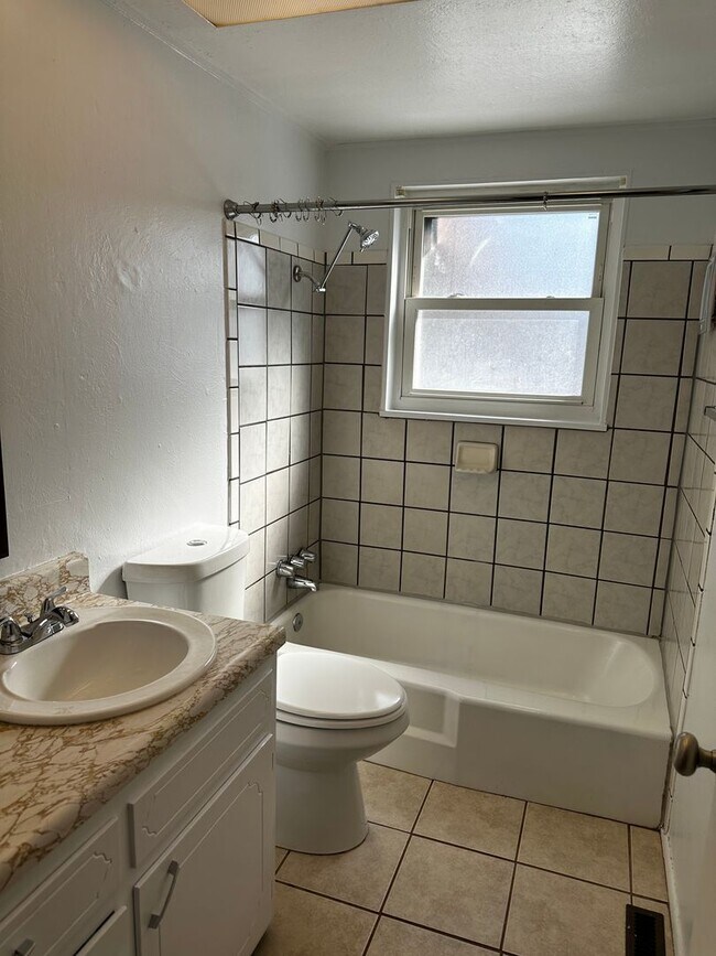 Building Photo - READY NOW!! Fantastic 4-bedroom,2 bath 1 car garage!