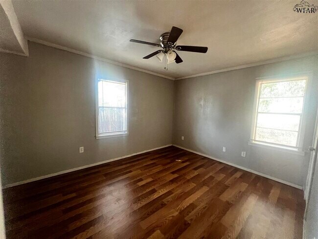 Building Photo - 2006 Bell St